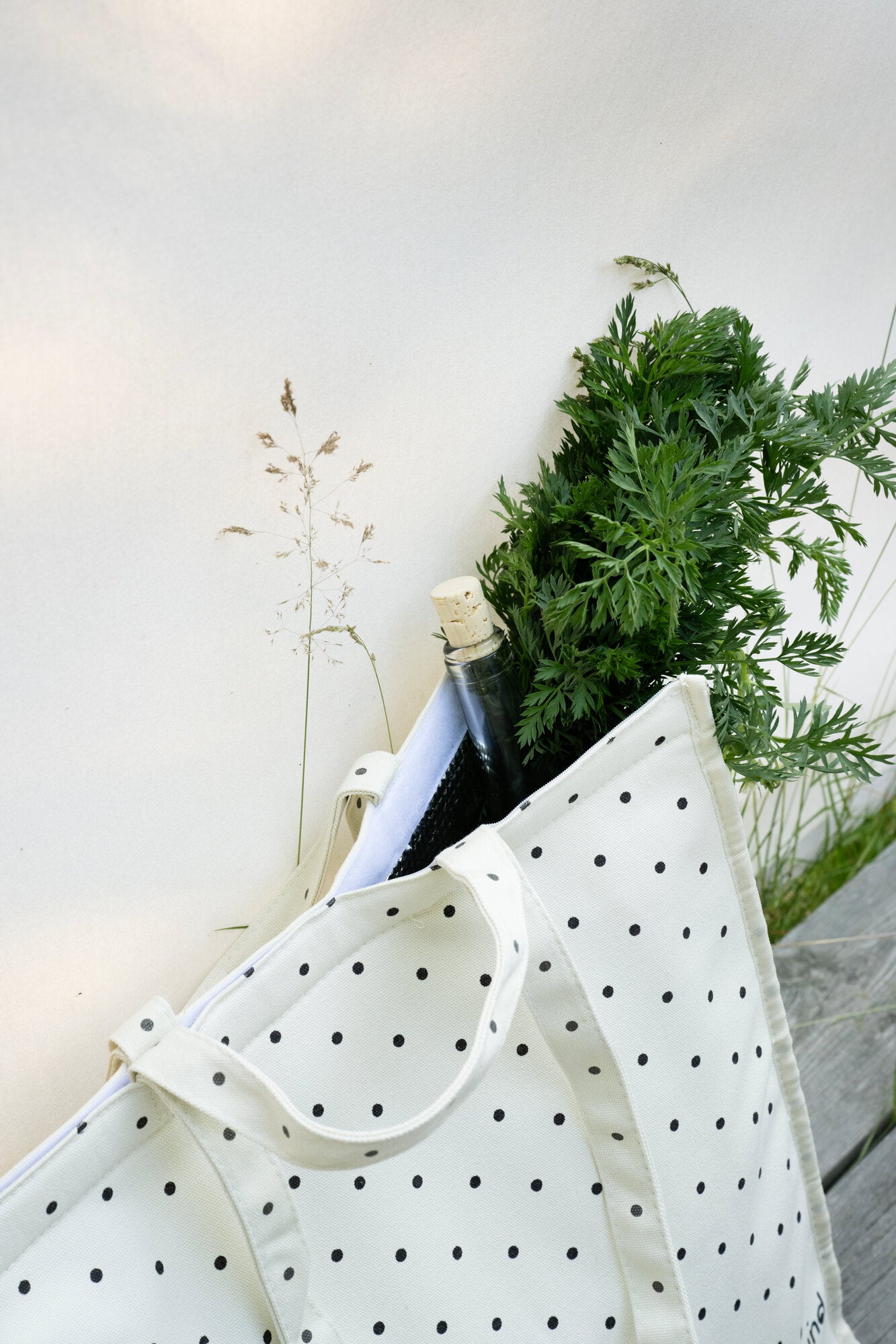 Dotted køletaske, ecru/sorte - 40x35 cm.